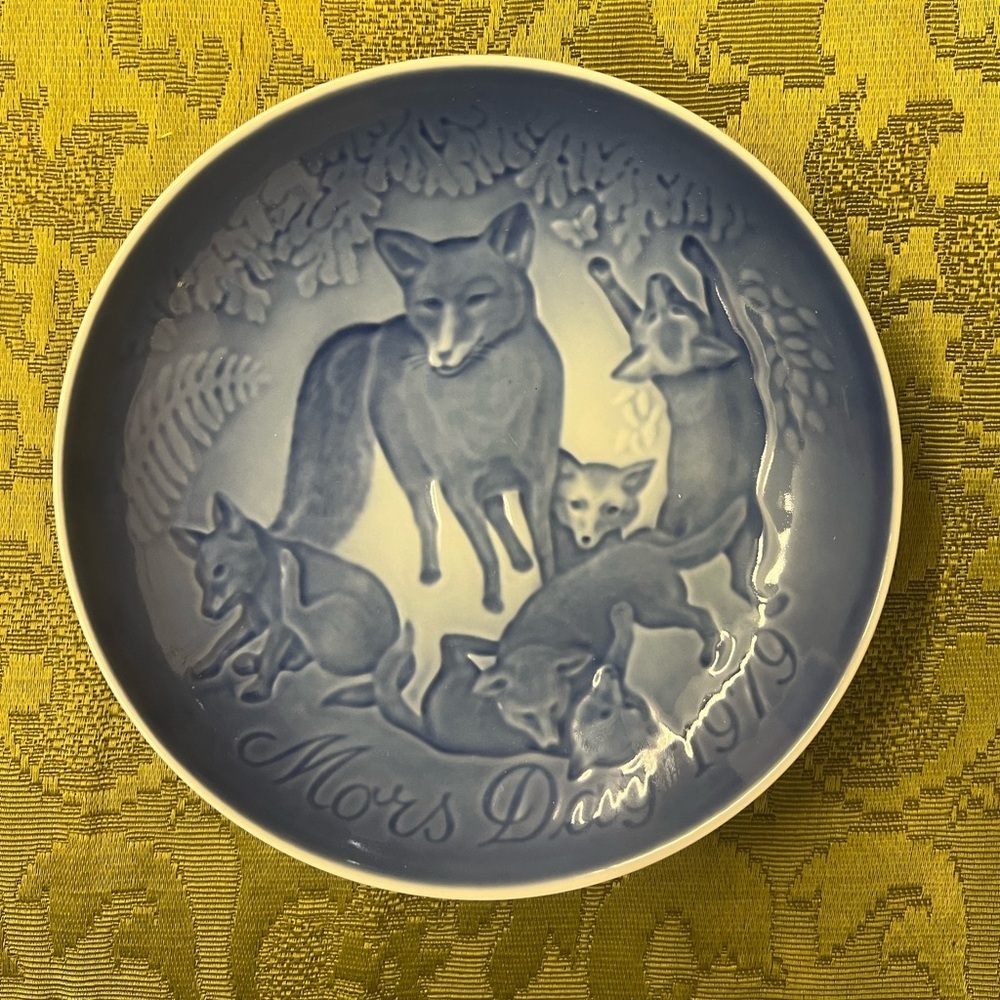 1979 Bing & Grondahl Plate
Mother's Day Fox with Cubs